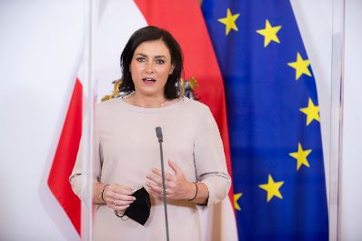 Bundesministerin Elisabeth K&ouml;stinger beim Doorstep vor dem Ministerrat am 9. September 2020