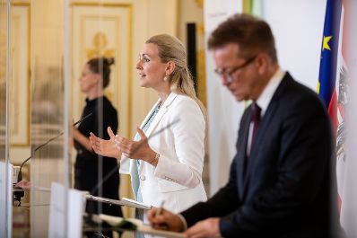 Gesundheitsminister Rudolf Anschober (l.) und Bundesministerin Christine Aschbacher (r.) beim Pressefoyer nach dem Ministerrat am 9. September 2020