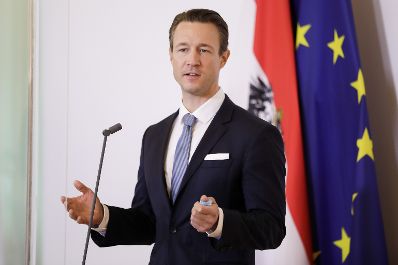 Bundesminister Gernot Bl&uuml;mel (im Bild) beim Doorstep vor dem Ministerrat am 16. September 2020.