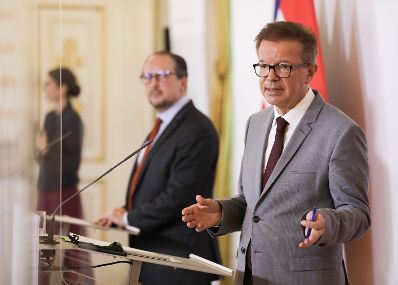 Im Bild Gesundheitsminister Rudolf Anschober (r.) und Au&szlig;enminister Alexander Schallenberg (l.) beim Pressefoyer nach dem Ministerrat am 16. September 2020.