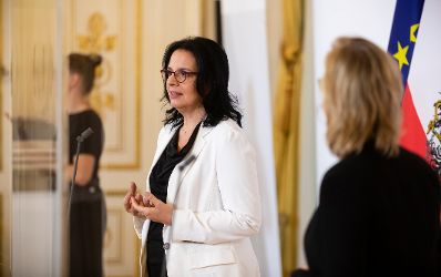 Bundesministerin Leonore Gewessler (r.) und Staatssekret&auml;rin Andrea Mayer (l.) beim Doorstep vor dem Ministerrat am 23. September 2020