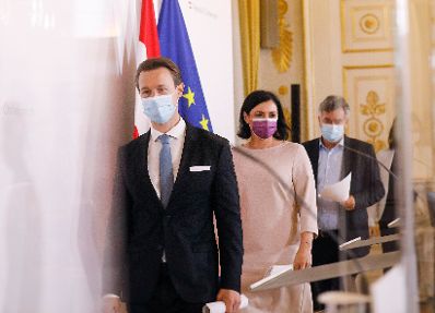 Am 25. September 2020 fand ein Pressestatement zu den Ma&szlig;nahmen gegen die Krise im Bundeskanzleramt statt. Im Bild (v.r.n.l.) Bundesminister Gernot Bl&uuml;mel, Bundesministerin Elisabeth K&ouml;stinger, Vizekanzler Wernern Kogler und Staatssekret&auml;rin Andrea Mayer.