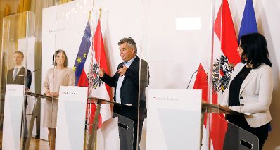 Am 25. September 2020 fand ein Pressestatement zu den Ma&szlig;nahmen gegen die Krise im Bundeskanzleramt statt. Im Bild (v.r.n.l.) Bundesminister Gernot Bl&uuml;mel, Bundesministerin Elisabeth K&ouml;stinger, Vizekanzler Wernern Kogler und Staatssekret&auml;rin Andrea Mayer.