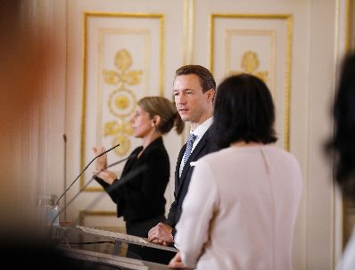 Am 25. September 2020 fand ein Pressestatement zu den Ma&szlig;nahmen gegen die Krise im Bundeskanzleramt statt. Im Bild (v.r.n.l.) Bundesminister Gernot Bl&uuml;mel, Bundesministerin Elisabeth K&ouml;stinger und Staatssekret&auml;rin Andrea Mayer.