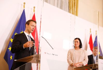 Am 25. September 2020 fand ein Pressestatement zu den Ma&szlig;nahmen gegen die Krise im Bundeskanzleramt statt. Im Bild (v.r.n.l.) Bundesminister Gernot Bl&uuml;mel, Bundesministerin Elisabeth K&ouml;stinger und Vizekanzler Wernern Kogler.