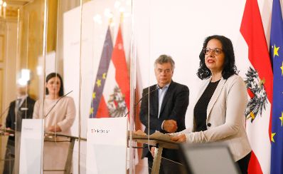 Am 25. September 2020 fand ein Pressestatement zu den Ma&szlig;nahmen gegen die Krise im Bundeskanzleramt statt. Im Bild (v.r.n.l.) Bundesminister Gernot Bl&uuml;mel, Bundesministerin Elisabeth K&ouml;stinger, Vizekanzler Wernern Kogler und Staatssekret&auml;rin Andrea Mayer.