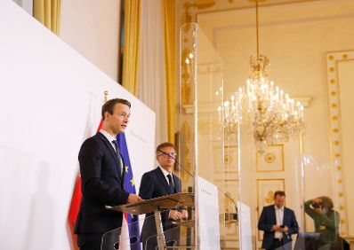Im Bild Gesundheitsminister Rudolf Anschober (r.) und Finanzminister Gernot Bl&uuml;mel (l.) beim Pressefoyer nach dem Ministerrat am 30. September 2020.