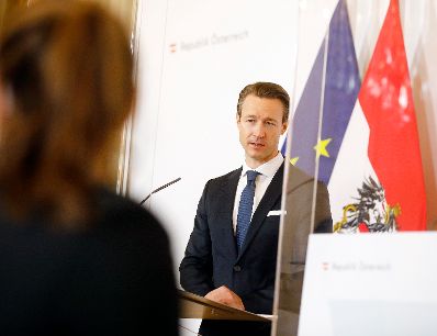 Finanzminister Gernot Bl&uuml;mel beim Pressefoyer nach dem Ministerrat am 30. September 2020.