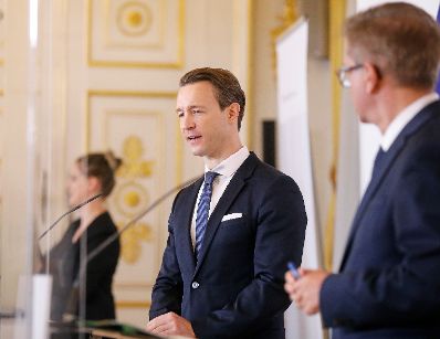 Im Bild Gesundheitsminister Rudolf Anschober (r.) und Finanzminister Gernot Bl&uuml;mel (l.) beim Pressefoyer nach dem Ministerrat am 30. September 2020.