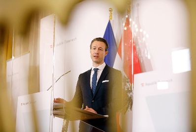 Finanzminister Gernot Bl&uuml;mel beim Pressefoyer nach dem Ministerrat am 30. September 2020.