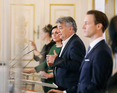 Im Bild (v.l.n.r.) Bundesministerin Elisabeth K&ouml;stinger, Vizekanzler Werner Kogler, Bundesminister Gernot Bl&uuml;mel und Staatssekret&auml;rin Andrea Mayer beim Pressefoyer nach dem Ministerrat am 7. Oktober 2020.