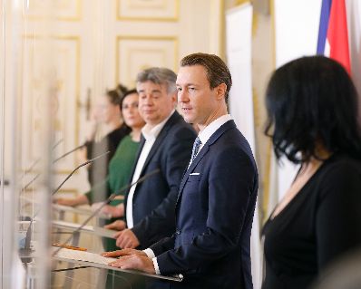 Im Bild (v.l.n.r.) Bundesministerin Elisabeth K&ouml;stinger, Vizekanzler Werner Kogler, Bundesminister Gernot Bl&uuml;mel und Staatssekret&auml;rin Andrea Mayer beim Pressefoyer nach dem Ministerrat am 7. Oktober 2020.