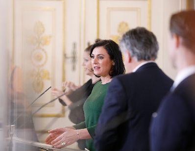 Im Bild (v.l.n.r.) Bundesministerin Elisabeth K&ouml;stinger, Vizekanzler Werner Kogler und Bundesminister Gernot Bl&uuml;mel beim Pressefoyer nach dem Ministerrat am 7. Oktober 2020.
