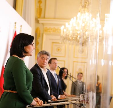 Im Bild (v.l.n.r.) Bundesministerin Elisabeth K&ouml;stinger, Vizekanzler Werner Kogler, Bundesminister Gernot Bl&uuml;mel und Staatssekret&auml;rin Andrea Mayer beim Pressefoyer nach dem Ministerrat am 7. Oktober 2020.