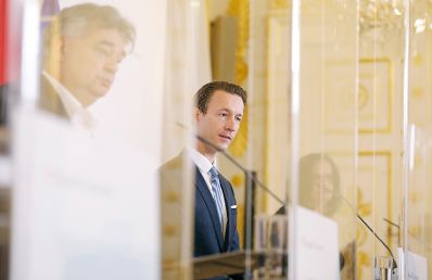 Im Bild (v.l.n.r.) Vizekanzler Werner Kogler, Bundesminister Gernot Bl&uuml;mel und Staatssekret&auml;rin Andrea Mayer beim Pressefoyer nach dem Ministerrat am 7. Oktober 2020.