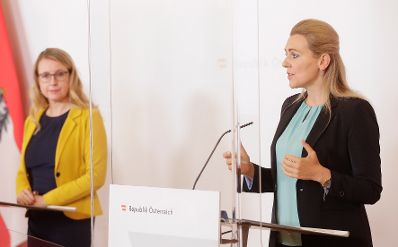 Am 13. Oktober 2020 fand ein Pressestatement zu den Ma&szlig;nahmen gegen die Krise im Bundeskanzleramt statt. Im Bild Bundesministerin Christine Aschbacher (r.) und Bundesministerin Margarete Schramb&ouml;ck (l.).