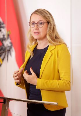 Am 13. Oktober 2020 fand ein Pressestatement zu den Ma&szlig;nahmen gegen die Krise im Bundeskanzleramt statt. Im Bild Bundesministerin Margarete Schramb&ouml;ck.
