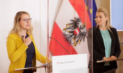 Am 13. Oktober 2020 fand ein Pressestatement zu den Ma&szlig;nahmen gegen die Krise im Bundeskanzleramt statt. Im Bild Bundesministerin Margarete Schramb&ouml;ck (l.) und Bundesministerin Christine Aschbacher (r.).
