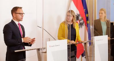 Am 13. Oktober 2020 fand ein Pressestatement zu den Ma&szlig;nahmen gegen die Krise im Bundeskanzleramt statt. Im Bild (v.l.n.r.) der Generalsekret&auml;r von ZL&Ouml; - zukunft. lehre. &ouml;sterreich Mario Derntl, Bundesministerin Margarete Schramb&ouml;ck und Bundesministerin Christine Aschbacher.