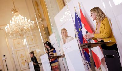 Im Bild (v.r.n.l.) Bundesministerin Margarete Schramb&ouml;ck, Bundesministerin Christine Aschbacher und Staatssekret&auml;rin Andrea Mayer beim Pressefoyer nach dem Ministerrat am 21. Oktober 2020.