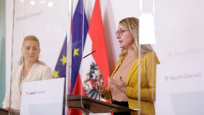 Im Bild Bundesministerin Margarete Schramb&ouml;ck (r.) und Bundesministerin Christine Aschbacher (l.) beim Pressefoyer nach dem Ministerrat am 21. Oktober 2020.