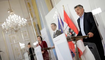 Am 6. November 2020 fand ein Pressestatement zu den Ma&szlig;nahmen gegen die Krise im Bundeskanzleramt statt. Im Bild (v.l.n.r.) Bundesministerin Elisabeth K&ouml;stinger, Bundesminister Gernot Bl&uuml;mel, Vizekanzler Werner Kogler.