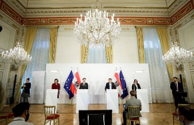 Am 6. November 2020 fand ein Pressestatement zu den Ma&szlig;nahmen gegen die Krise im Bundeskanzleramt statt. Im Bild (v.l.n.r.) Bundesministerin Elisabeth K&ouml;stinger, Bundesminister Gernot Bl&uuml;mel, Vizekanzler Werner Kogler und Staatssekret&auml;rin Andrea Mayer.