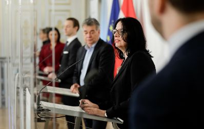 Am 6. November 2020 fand ein Pressestatement zu den Ma&szlig;nahmen gegen die Krise im Bundeskanzleramt statt. Im Bild (v.l.n.r.) Bundesministerin Elisabeth K&ouml;stinger, Bundesminister Gernot Bl&uuml;mel, Vizekanzler Werner Kogler und Staatssekret&auml;rin Andrea Mayer.