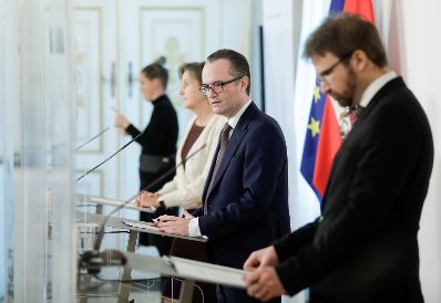 Am 14. November 2020 fand ein Pressestatement zur aktuellen Corona-Lage in &Ouml;sterrech im Bundeskanzleramt statt. Im Bild (v.l.n.r.) Susanne Rabady, Vizepr&auml;sidentin der &Ouml;sterreichischen Gesellschaft f&uuml;r Allgemeinmedizin, Klaus Markstaller, Pr&auml;sident der &Ouml;sterreichischen Gesellschaft f&uuml;r An&auml;sthesie, Reanimation und Intensivmedizin, und Herwig Ostermann, Gesch&auml;ftsf&uuml;hrer der Gesundheit &Ouml;sterreich.