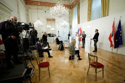 Am 14. November 2020 fand ein Pressestatement zur aktuellen Corona-Lage in &Ouml;sterrech im Bundeskanzleramt statt. Im Bild (v.l.n.r.) Susanne Rabady, Vizepr&auml;sidentin der &Ouml;sterreichischen Gesellschaft f&uuml;r Allgemeinmedizin, Klaus Markstaller, Pr&auml;sident der &Ouml;sterreichischen Gesellschaft f&uuml;r An&auml;sthesie, Reanimation und Intensivmedizin, und Herwig Ostermann, Gesch&auml;ftsf&uuml;hrer der Gesundheit &Ouml;sterreich.