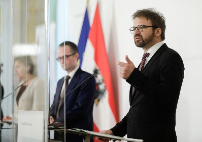 Am 14. November 2020 fand ein Pressestatement zur aktuellen Corona-Lage in &Ouml;sterrech im Bundeskanzleramt statt. Im Bild (v.l.n.r.) Susanne Rabady, Vizepr&auml;sidentin der &Ouml;sterreichischen Gesellschaft f&uuml;r Allgemeinmedizin, Klaus Markstaller, Pr&auml;sident der &Ouml;sterreichischen Gesellschaft f&uuml;r An&auml;sthesie, Reanimation und Intensivmedizin, und Herwig Ostermann, Gesch&auml;ftsf&uuml;hrer der Gesundheit &Ouml;sterreich.