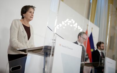Am 14. November 2020 fand ein Pressestatement zur aktuellen Corona-Lage in &Ouml;sterrech im Bundeskanzleramt statt. Im Bild (v.l.n.r.) Susanne Rabady, Vizepr&auml;sidentin der &Ouml;sterreichischen Gesellschaft f&uuml;r Allgemeinmedizin, Klaus Markstaller, Pr&auml;sident der &Ouml;sterreichischen Gesellschaft f&uuml;r An&auml;sthesie, Reanimation und Intensivmedizin, und Herwig Ostermann, Gesch&auml;ftsf&uuml;hrer der Gesundheit &Ouml;sterreich.