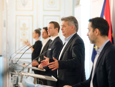 Am 23. November 2020 fand ein Pressestatement zu den Ma&szlig;nahmen gegen die Krise im Bundeskanzleramt statt. Im Bild (v.l.n.r.) Gesch&auml;ftsf&uuml;hrer der COFAG - Bernhard Perner, Bundesminister Gernot Bl&uuml;mel, Vizekanzler Werner Kogler und Gesch&auml;ftsf&uuml;hrer der COFAG - Marc Schimpel.