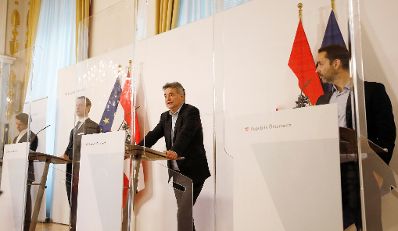 Am 23. November 2020 fand ein Pressestatement zu den Ma&szlig;nahmen gegen die Krise im Bundeskanzleramt statt. Im Bild (v.l.n.r.) Gesch&auml;ftsf&uuml;hrer der COFAG - Bernhard Perner, Bundesminister Gernot Bl&uuml;mel, Vizekanzler Werner Kogler und Gesch&auml;ftsf&uuml;hrer der COFAG - Marc Schimpel.