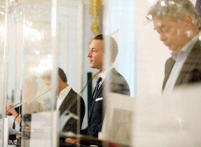 Am 23. November 2020 fand ein Pressestatement zu den Ma&szlig;nahmen gegen die Krise im Bundeskanzleramt statt. Im Bild (v.l.n.r.) Gesch&auml;ftsf&uuml;hrer der COFAG - Bernhard Perner, Bundesminister Gernot Bl&uuml;mel und Vizekanzler Werner Kogler.