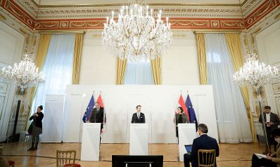 Am 2. Dezember 2020 fand ein Pressestatement zu den Ma&szlig;nahmen gegen die Krise im Bundeskanzleramt statt. Im Bild (v.l.n.r.) Bundesminister Heinz Fa&szlig;mann, Bundesminister Gernot Bl&uuml;mel und Bundesministerin Elisabeth K&ouml;stinger.