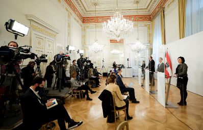 Am 2. Dezember 2020 fand ein Pressestatement zu den Ma&szlig;nahmen gegen die Krise im Bundeskanzleramt statt. Im Bild Bundesminister Gernot Bl&uuml;mel, Bundesminister Heinz Fa&szlig;mann und Bundesministerin Elisabeth K&ouml;stinger.
