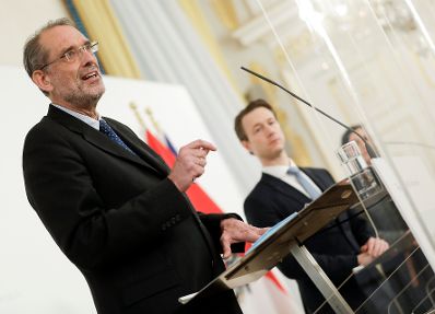 Am 2. Dezember 2020 fand ein Pressestatement zu den Ma&szlig;nahmen gegen die Krise im Bundeskanzleramt statt. Im Bild Bundesminister Heinz Fa&szlig;mann (l.) und Bundesminister Gernot Bl&uuml;mel (r.).