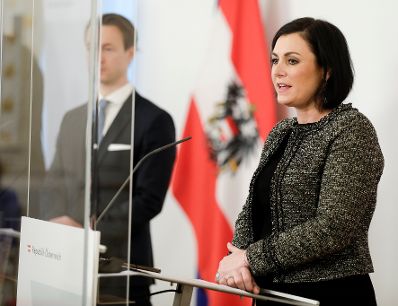 Am 2. Dezember 2020 fand ein Pressestatement zu den Ma&szlig;nahmen gegen die Krise im Bundeskanzleramt statt. Im Bild Bundesministerin Elisabeth K&ouml;stinger (r.) und Bundesminister Gernot Bl&uuml;mel (l.).