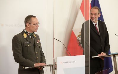 Am 7. Dezember 2020 fand ein Pressestatement zu den Ma&szlig;nahmen gegen die Krise im Bundeskanzleramt statt. Im Bild Bundesminister Heinz Fa&szlig;mann (r.) und Generalmajor Rudolf Striedinger (l.).