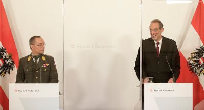 Am 7. Dezember 2020 fand ein Pressestatement zu den Ma&szlig;nahmen gegen die Krise im Bundeskanzleramt statt. Im Bild Bundesminister Heinz Fa&szlig;mann (r.) und Generalmajor Rudolf Striedinger (l.).