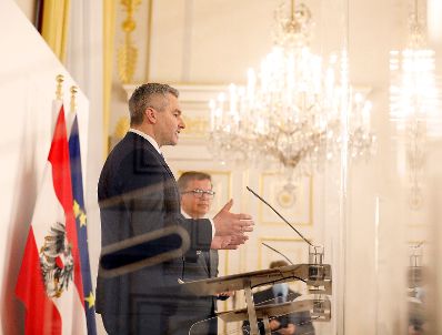 Im Bild Bundesminister Rudolf Anschober (r.) und Bundesminister Karl Nehammer (l.) nach dem Ministerrat am 9. Dezember 2020.