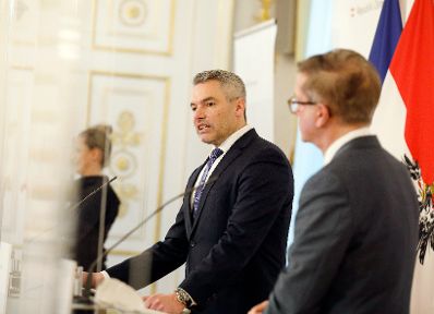 Im Bild Bundesminister Rudolf Anschober (r.) und Bundesminister Karl Nehammer (l.) nach dem Ministerrat am 9. Dezember 2020.