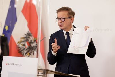 Am 14. Dezember 2020 fand ein Pressestatement zu den Ma&szlig;nahmen gegen die Krise im Bundeskanzleramt statt. Im Bild Bundesminister Rudolf Anschober.