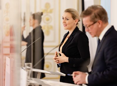 Am 14. Dezember 2020 fand ein Pressestatement zu den Ma&szlig;nahmen gegen die Krise im Bundeskanzleramt statt. Im Bild Bundesministerin Christine Aschbacher (l.) und Bundesminister Rudolf Anschober (r.).