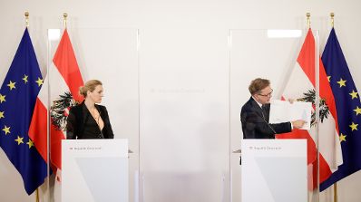 Am 14. Dezember 2020 fand ein Pressestatement zu den Ma&szlig;nahmen gegen die Krise im Bundeskanzleramt statt. Im Bild Bundesministerin Christine Aschbacher (l.) und Bundesminister Rudolf Anschober (r.).