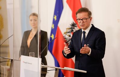 Am 14. Dezember 2020 fand ein Pressestatement zu den Ma&szlig;nahmen gegen die Krise im Bundeskanzleramt statt. Im Bild Bundesministerin Christine Aschbacher (l.) und Bundesminister Rudolf Anschober (r.).