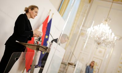 Am 14. Dezember 2020 fand ein Pressestatement zu den Ma&szlig;nahmen gegen die Krise im Bundeskanzleramt statt. Im Bild Bundesministerin Christine Aschbacher (l.) und Bundesminister Rudolf Anschober (r.).