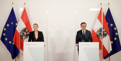 Am 14. Dezember 2020 fand ein Pressestatement zu den Ma&szlig;nahmen gegen die Krise im Bundeskanzleramt statt. Im Bild Bundesministerin Christine Aschbacher (l.) und Bundesminister Rudolf Anschober (r.).