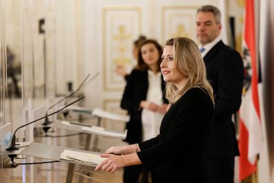 Im Bild (v.r.n.l.) Bundesministerin Susanne Raab, Bundesminister Karl Nehammer und Bundesministerin Alma Zadi&aelig; nach dem Ministerrat am 16. Dezember 2020.